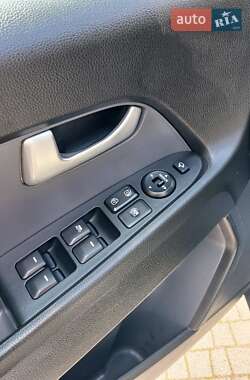 Внедорожник / Кроссовер Kia Sportage 2011 в 