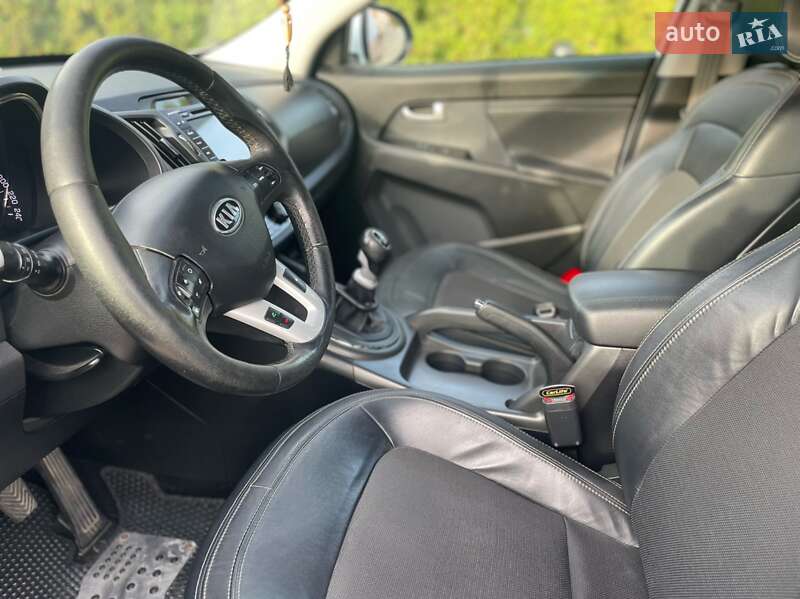 Позашляховик / Кросовер Kia Sportage 2011 в Дунаївцях