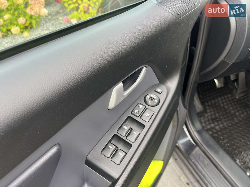 Внедорожник / Кроссовер Kia Sportage 2013 в Старой Выжевке