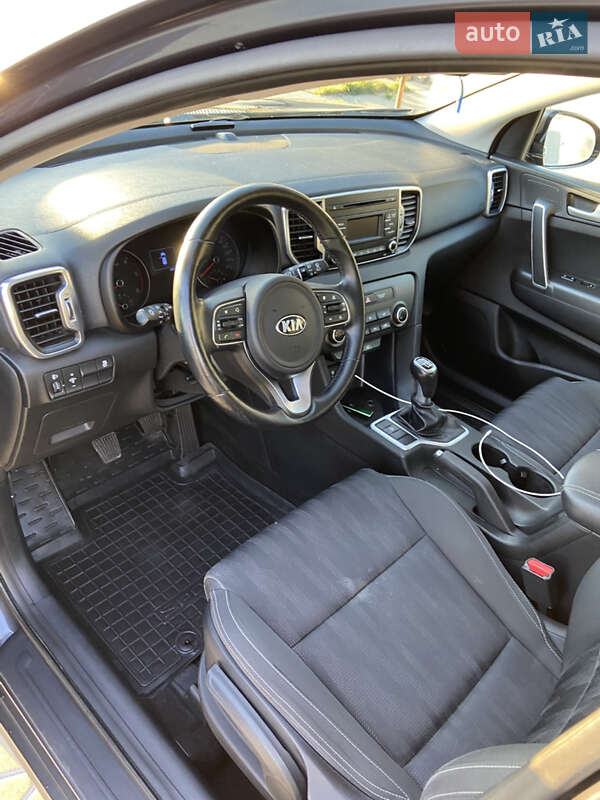 Внедорожник / Кроссовер Kia Sportage 2016 в Каменке-Бугской