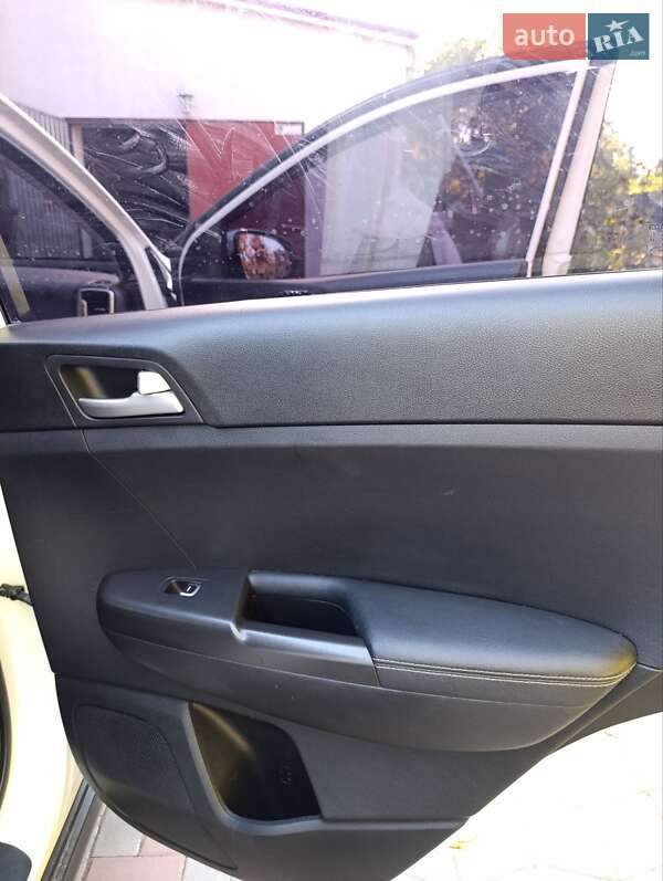 Позашляховик / Кросовер Kia Sportage 2016 в Одесі