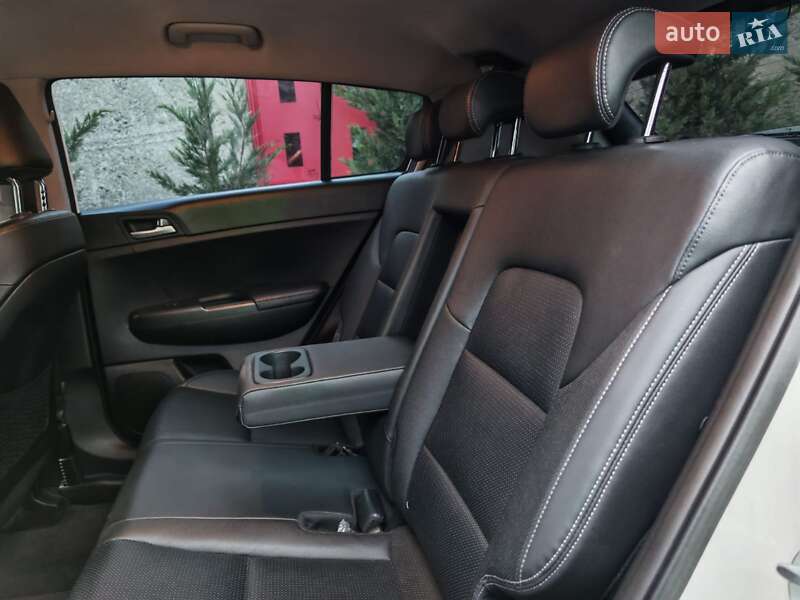 Внедорожник / Кроссовер Kia Sportage 2015 в Могилев-Подольске