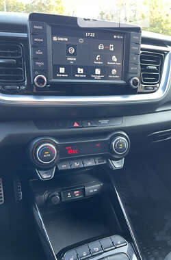 Внедорожник / Кроссовер Kia Stonic 2018 в 