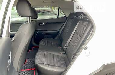 Позашляховик / Кросовер Kia Stonic 2021 в 