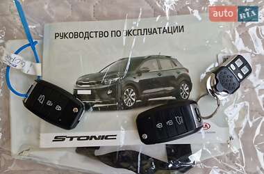 Внедорожник / Кроссовер Kia Stonic 2017 в Киеве