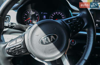 Позашляховик / Кросовер Kia Stonic 2020 в 