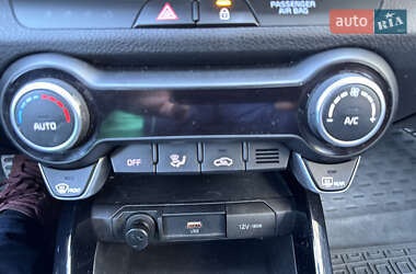Внедорожник / Кроссовер Kia Stonic 2020 в 