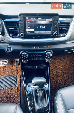 Позашляховик / Кросовер Kia Stonic 2017 в  фото 16 Позашляховик / Кросовер Kia Stonic 2017 в