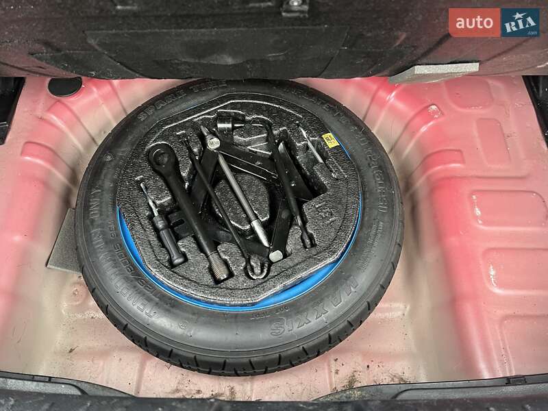 Внедорожник / Кроссовер Kia Stonic 2018 в Киеве