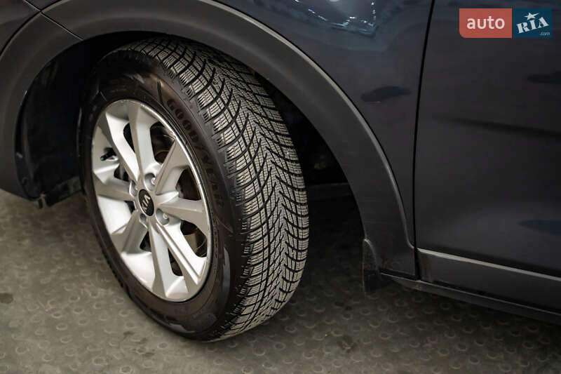 Внедорожник / Кроссовер Kia Stonic 2019 в Киеве