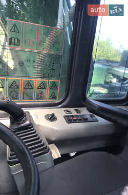 Колесный экскаватор Komatsu PW 2004 в 