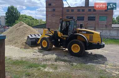 Фронтальні навантажувачі Komatsu WA 2016 в Ромнах