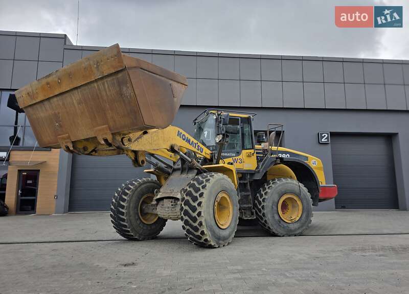 Фронтальні навантажувачі Komatsu WA 2016 в Рівному