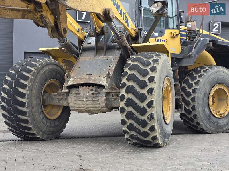 Фронтальні навантажувачі Komatsu WA 2016 в Рівному