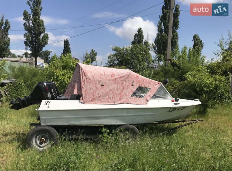 Човен Крим Крым 1990 в Дніпрі