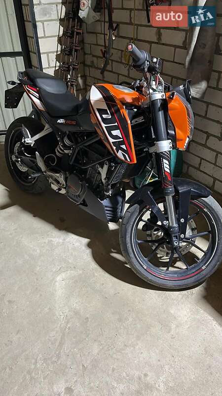 Мотоцикл Без обтекателей (Naked bike) KTM Duke 2014 в  фото Мотоцикл Без обтекателей (Naked bike) KTM Duke 2014 в