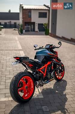 Мотоцикл Без обтекателей (Naked bike) KTM Super Duke 1290 2023 в 