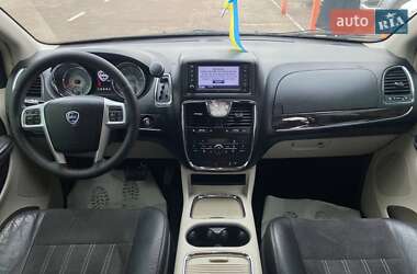 Мінівен Lancia Voyager 2013 в Житомирі