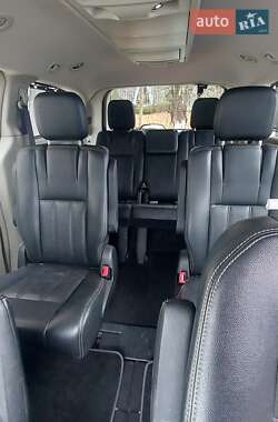 Минивэн Lancia Voyager 2011 в 