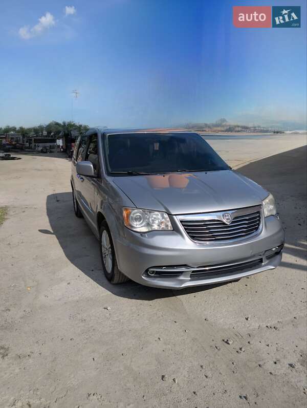 Мінівен Lancia Voyager 2013 в Києві