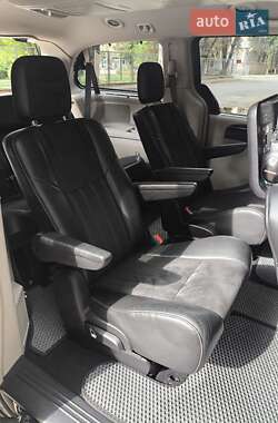 Минивэн Lancia Voyager 2013 в 