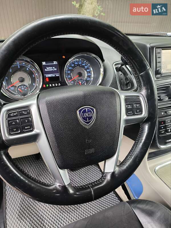 Минивэн Lancia Voyager 2013 в Ивано-Франковске