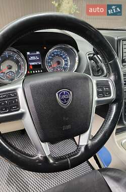 Минивэн Lancia Voyager 2013 в 