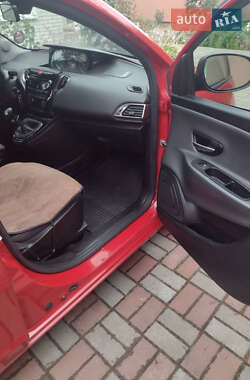 Хэтчбек Lancia Ypsilon 2012 в 