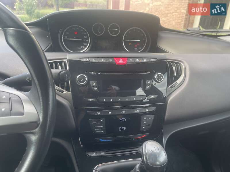 Хэтчбек Lancia Ypsilon 2012 в Ужгороде