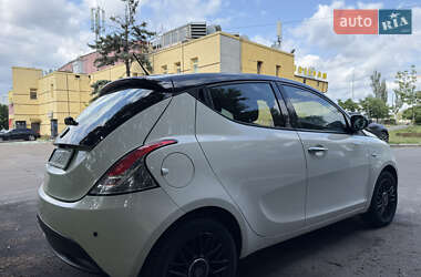 Хэтчбек Lancia Ypsilon 2012 в 