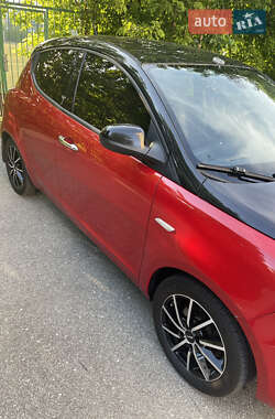 Хэтчбек Lancia Ypsilon 2012 в 
