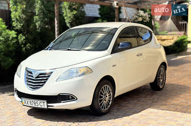 Хетчбек Lancia Ypsilon 2012 в 