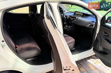Хетчбек Lancia Ypsilon 2012 в 