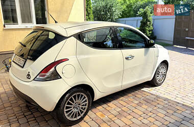 Хетчбек Lancia Ypsilon 2012 в 