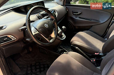 Хетчбек Lancia Ypsilon 2012 в 
