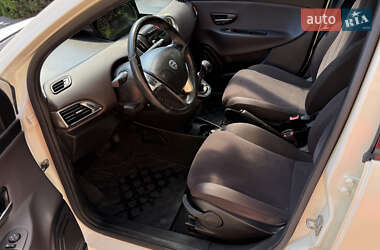 Хетчбек Lancia Ypsilon 2012 в 