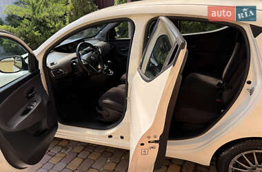 Хэтчбек Lancia Ypsilon 2012 в 