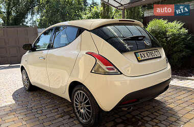 Хэтчбек Lancia Ypsilon 2012 в 