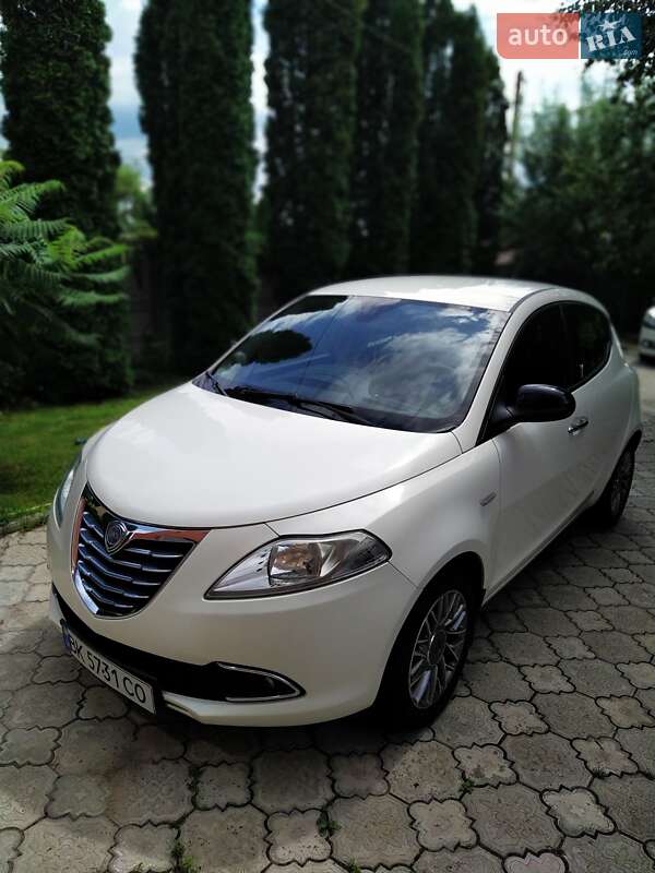Хэтчбек Lancia Ypsilon 2012 в 