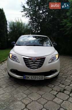 Хэтчбек Lancia Ypsilon 2012 в 