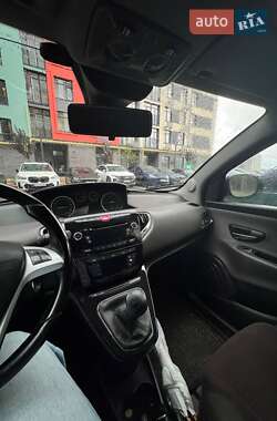 Хетчбек Lancia Ypsilon 2012 в 