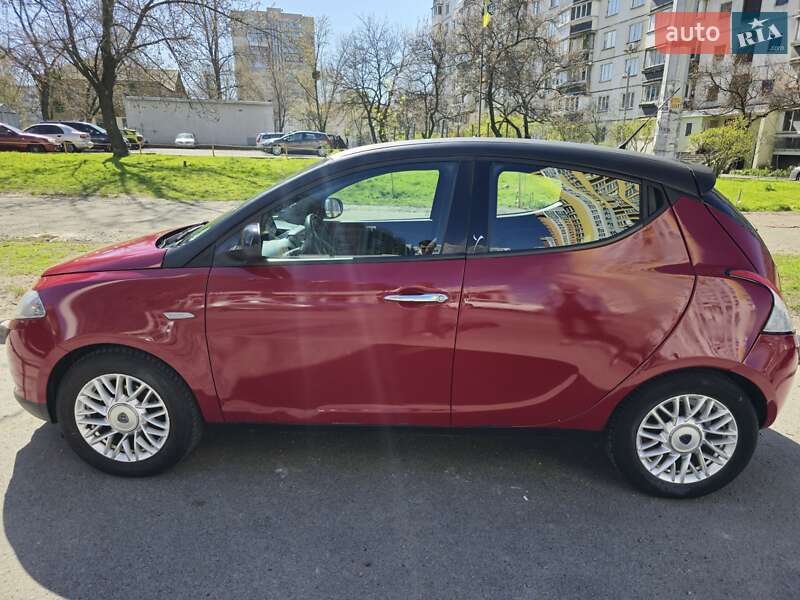 Хетчбек Lancia Ypsilon 2013 в 