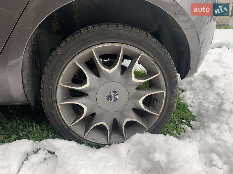 Хэтчбек Lancia Ypsilon 2012 в Львове