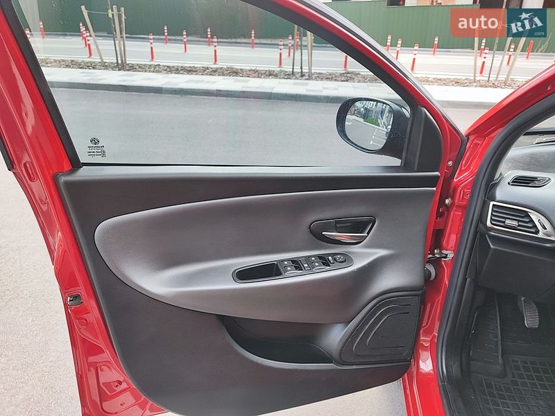 Хэтчбек Lancia Ypsilon 2012 в Киеве