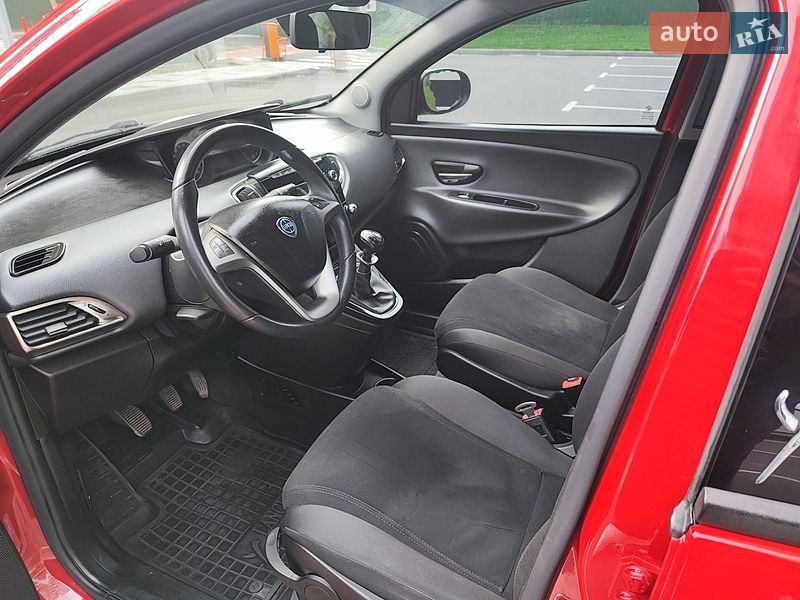 Хэтчбек Lancia Ypsilon 2012 в Киеве