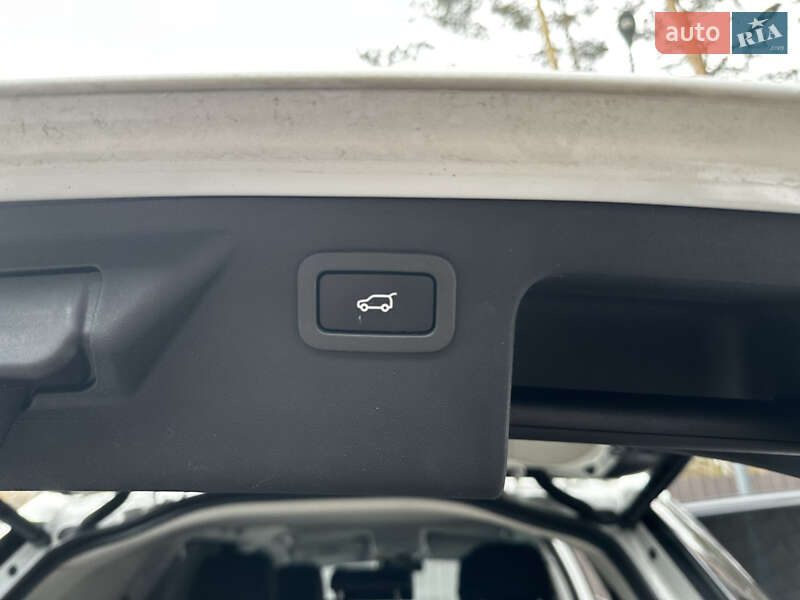 Внедорожник / Кроссовер Land Rover Discovery Sport 2016 в Киеве