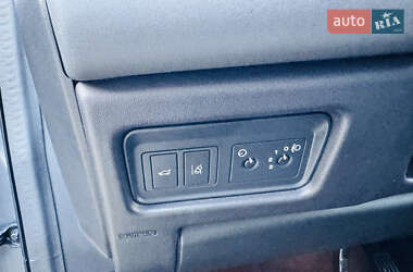 Внедорожник / Кроссовер Land Rover Discovery Sport 2015 в 