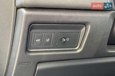 Внедорожник / Кроссовер Land Rover Discovery Sport 2015 в 