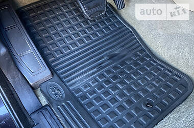 Позашляховик / Кросовер Land Rover Discovery 2012 в 