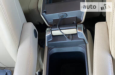 Позашляховик / Кросовер Land Rover Discovery 2012 в 